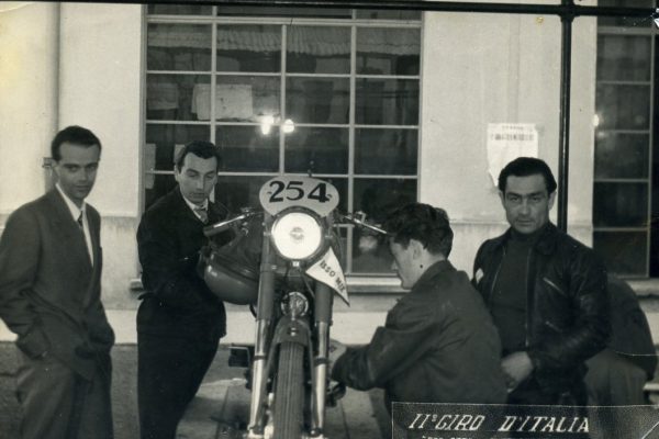 1954 Bologna II° Motogiro d’Italia Pietrogrande alle verifiche