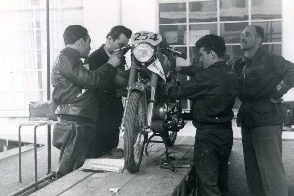 1954 Bologna II° Motogiro d’Italia Pietrogrande alle verifiche